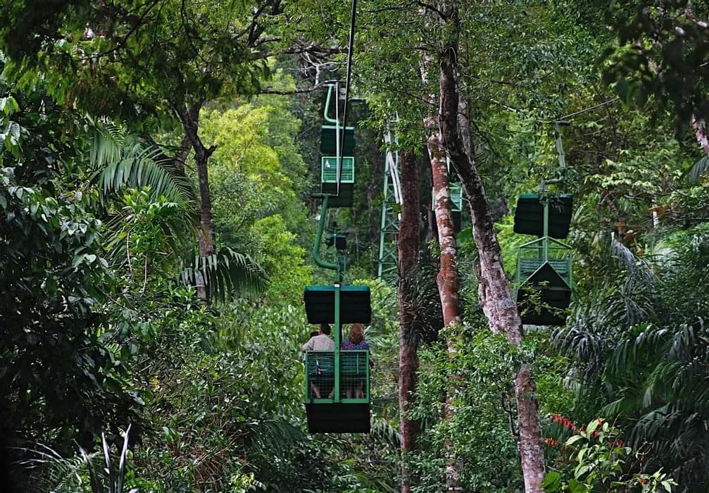 El muelle de Gamboa a orillas del Río Chagres, con botes de tour listos para navegar hacia el Canal de Panamá y la selva tropical.